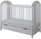 kiki design Babybett mit Schublade & Matratze, Babybett mit Schaumstoff Matratze 120x60 cm Höhenverstellbar, Kiefernholz, Mit Motiv Bär - Baby Bett - Kinderbett - Babybetten - Bett Baby Farbe Weiss