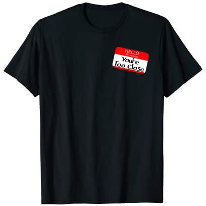 Namensschild mit englischer Aufschrift You're Too Close T-Shirt
