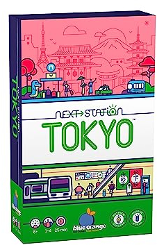 Blue Orange Games Next Station Tokio Brettspiel, lustiges Umdrehen und Schreiben, Strategiespiel, für Kinder, Teenager, Erwachsene, Familie, Paare, Solospiel, 1–4 Spieler