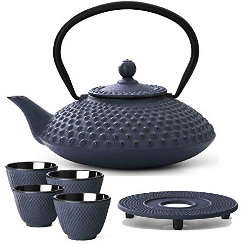 Teekanne asiatisch Gusseisen Set blau 1.25 Liter mit Henkel & Edelstahl Tee-Filter Sieb-Einsatz für losen Tee & Untersetzer und Teebecher (4 Tassen)