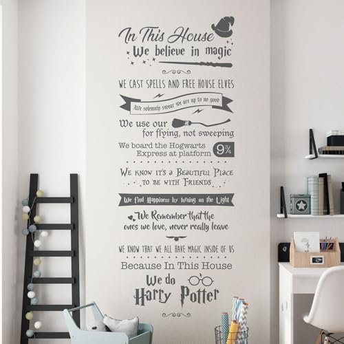 Wandtattoo In this House We believe in Magic... – Zauberer-Home-Zitat [Dunkelgrau]