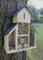 Garden Mile Insektenhotel Naturholz Insektenhaus Garten Unterschlupf Lebensraum für Bienen Schmetterlinge Marienkäfer Käfer Insekt Umweltfreundlich Outdoor (Großes Haus mit grünem Dach)