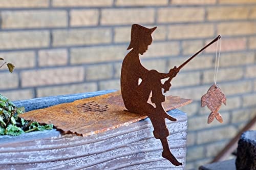 Illumino Kantenhocker Angler -sitzend auf der Platte Sitzenbleiber Gartendeko Metall Rost Deko für den Garten Teich Balkon Beet