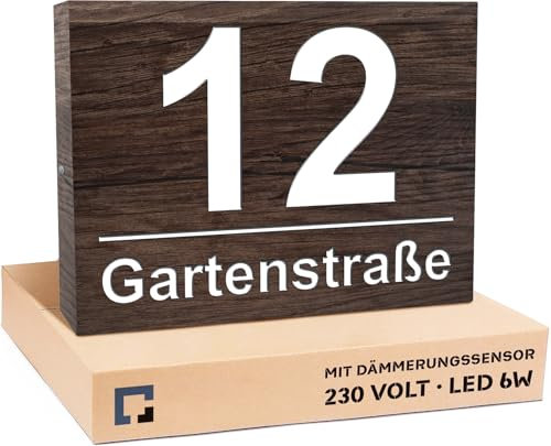 PRINTIMA Premium Gravur Personalisierter Hausnummer Anthrazit Beleuchtet Led Strom 230V, Hausnummernschild mit Dämmerungssensor |30x40cm, 6W /A++| (Moor-Eiche)