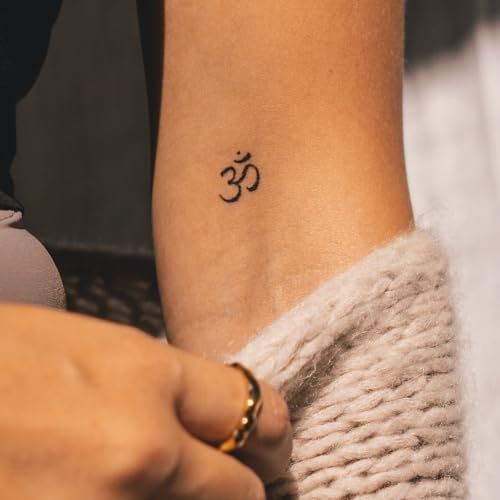 Inkster® Om Tattoo | Temporäres Tattoo mit EU-Kosmetikzertifizierung | wasserfest + vegan | revolutionäres 2-Wochen-Tattoo | Fake Tattoos und Klebetattoos für Erwachsene