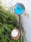 Zen Man Edelrost Gartenstecker aus Metall H160cm mit Glaskugel 6 cm Gartendeko 032035-2 (Hellblau)