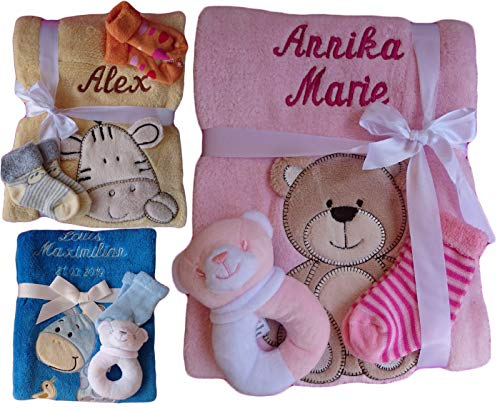 Wuff-Dogsworld Babydecke mit Namen Bestickt Zugabe Babysocken Babyrassel Greifling Baby Taufe (rosa Bär)