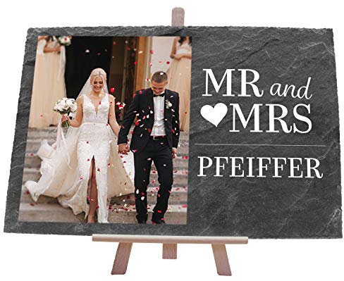 wandmotiv24 Schiefertafel Hochzeit Mr. & Mrs. mit Staffelei, Personalisierbar Digitaldruck Farb-Foto + Nachname, Querformat 30x20cm, Hochzeitsgeschenk, Geschenkidee Brautpaare, Verlobung