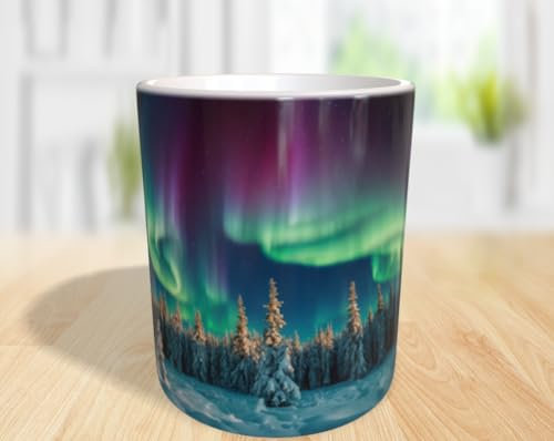 Faszinierende Kaffeetasse (330ml) (2) Wunderschöne Schneelandschaft mit Bäumen Aurora Borealis Polarlichter Schnee kalt Sterne Weihnachten Bäume Wald Natur Landschaft