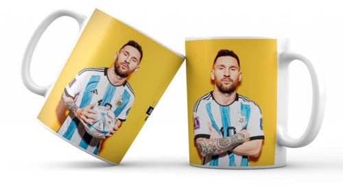 KAWAINK Lionel Messi GOAT Ceramic Coffee Mug – Fußball Keramik Kaffeetasse, 325ml, Spülmaschinenfest, Mikrowellenfest, Argentinien Trikot Design, Gelber Hintergrund (White, 325ml)