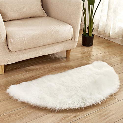 YAOTT Faux Lammfell Schaffell Teppich, Halbkreisförmiger Fellteppich, Flauschig Weiche Nachahmung Wolle Teppich, Hochflor Teppich für Wohnzimmer Schlafzimmer Kinderzimmer Weiß 45X90CM