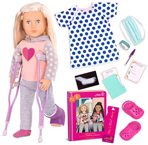 Our Generation – 46 cm Puppe – Blondes Haar & Blaue Augen – Krankenhauskittel, Krücken & Zubehör – Puppenzubehör – Spielzeug für Kinder ab 3 Jahren – Martha