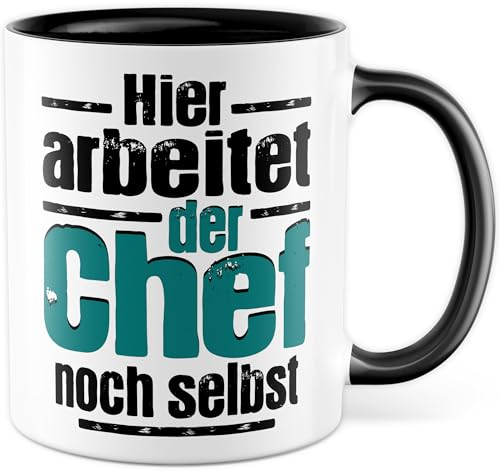 Chef Tasse mit Spruch - Geschenk Hier arbeitet der Chef noch selbst - Kaffeetasse 330ml aus Keramik - Chefin Büro Geschenke für Männer Firmenfeier Arbeit Kollege Kaffee-Becher (Weiß/Schwarz)