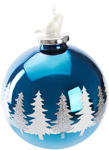 BRUBAKER Premium Weihnachtskugel Blau mit weißen Tannenbäumen und Vogel Figur aus Porzellan - 10 cm Baumkugel aus Glas - Weihnachtsbaumkugel Schneebedeckter Wald - Weihnachtsdeko