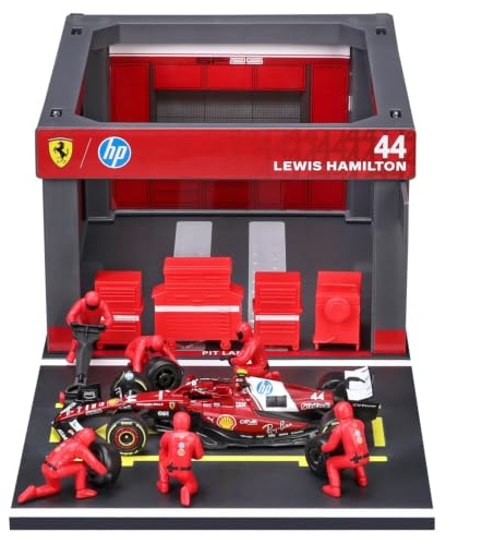Bburago - Ferrari SF-25 Hamilton, Playset Pit Stop Scala 1:43 | Playset con Diorama Pit Stop F1, Veicolo SF-25 #44 Hamilton Scala 1:43 e 6 Meccanici, Replica Ufficiale Ferrari, Età 3+ Anni