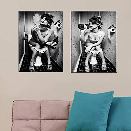 Fille assise dans une toile de toilette Affiches et impressions d'art en noir et blanc Femme fumant et buvant dans les toilettes Affiche photo 29,7x42cmX2pcs Sans cadre