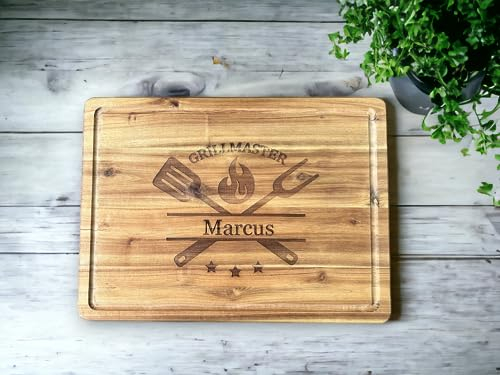 Personalisiertes Schneidebrett mit Saftrille aus Akazienholz mit Gravur Grillmaster und Name, Geschenk für Männer, Geschenk für den Grillprofi, Hobbygriller, Chef am Grill, ca. 38 cm x 28 cm