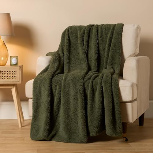 Brentfords Fluffy Christmas Green Throw, Thick Warm Blanket for Winter Throw Ultra Soft Cosy Comfy Fleece Blanket Over Bed Sofa Couch Cover - Woodland Green, 240 x 200cm
