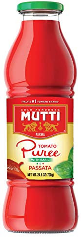 Mutti Tomato Püree mit frischem Basilikum (Passata con Basilico) von der italienischen Marke #1 Tomate. Süß und samtig für Rezepte, die nach pürierten Tomaten rufen. 24,5 oz Flasche