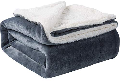 WOLKE SIEBEN Premium Kuscheldecke Lammfelloptik Sherpa Fleecedecke weich flauschig zweiseitig Sofadecke Couchdecke mit Geschenkverpackung (grau, 152 x 127 cm)