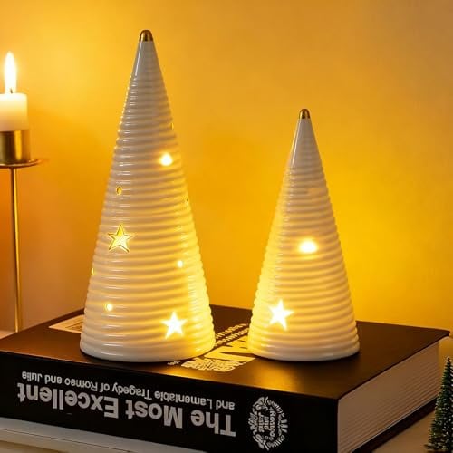 DN DECONATION Keramik Weihnachtsbaum mit Licht 2er Set, Weiß und Gold Weihnachten Baum mit Beleuchtung, Tannenbaum Deko Batteriebetrieben für Kaminsims, Regal & Festliche Tischdekoration
