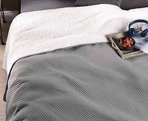 Delindo Lifestyle Tagesdecke Bettüberwurf Davos, für Doppelbett, 220x240 cm, Steppdecke, mit Flauschiger Sherpa Rückseite, grau