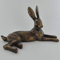 Prezents.com Hase liegend Bronze-Effekt Skulptur Glockenblume von Harriet Glen Home Decor Country Gifts Höhe 12 cm