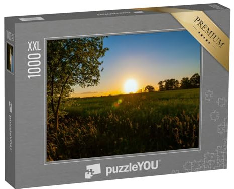 Puzzle 1000 Teile XXL „Sonnenuntergang auf dem Feld. Heide Park im Hintergrund. Soltau, Deutschland“