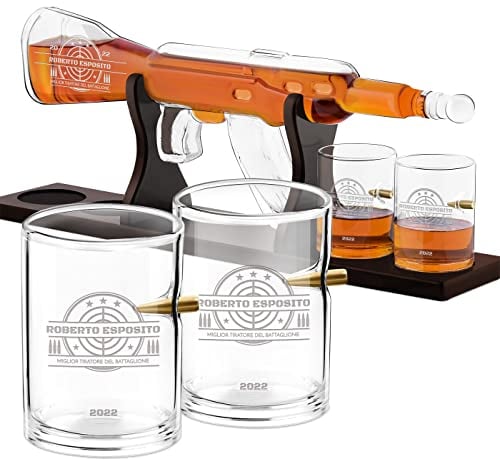 Maverton Caraffa per whisky in vetro a forma di fucile - incisione personalizzata - Decanter in vetro da 800 ml + 4 bicchieri da 300 ml - Set bicchieri whisky - idea regalo per Lui - tiratore