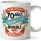 MUGFFINS Taza 70 Cumpleaños - Me ha Llevado 70 años Llegar a ser increíble y Casi Perfecto - Regalos Desayuno Feliz Cumpleaños