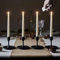 Lights4fun 4er Set TruGlow® Flammenlose LED-Stabkerzen mit Fernbedienung und Timer Echtwachs batteriebetriebene elektrische Kerzen Elfenbeinfarben 22 cm Elegante Deko für Zuhause [Energieklasse A]