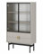 Selsey Vitrine Glas Vitrinenschrank Glasvitrine Wohnzimmer Glastür Niedrig 84 cm 2 Schubladen 3 Fächer Graubeige Stoon