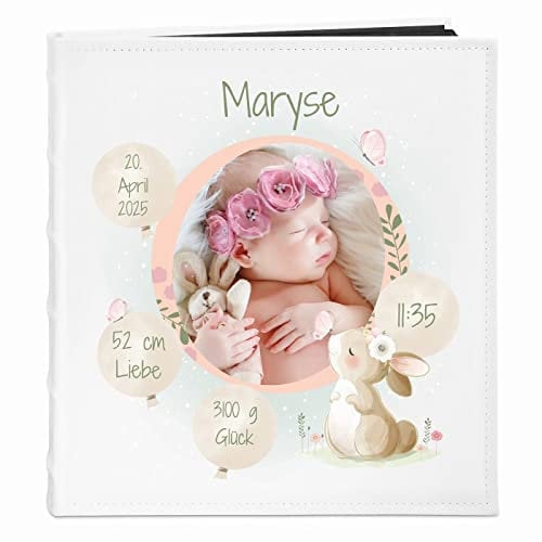 Maverton Fotoalbum zum Selbstgestalten mit Aufdruck - für 240 Fotos 10x15-60 schwarze Seiten - Größe 33x30cm - Weiß - personalisierte Geschenke für Baby zur Taufe Geburt - Geburtstagsgeschenk