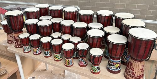 Djemben für Schulen & Jugendgruppen Bulk Grand Set mit 30 gemischten Djembe-Trommeln, 10 40 cm hohe Bass-Djembe, 10 30 cm hohe Mittelklasse-Djembe und 10 20 cm hohe Starter-Djembe