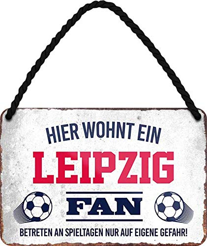 schilderkreis24 – Blechschild Lustiger Spruch Deko Artikel Sport Verein Geschenkidee Männer Club Fußball (HIER WOHNT EIN Leipzig Fan 18x12cm)