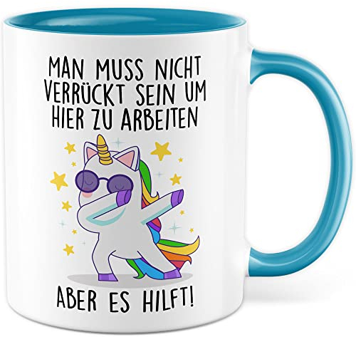 Tasse Büro Geschenk, Man muss nicht verrückt sein um hier zu arbeiten - Aber es hilft Geschenkidee Kollegen Kaffeetasse mit Spruch lustig Kaffee-Becher Willkommen Kollegin Arbeit (Weiß/Blau)
