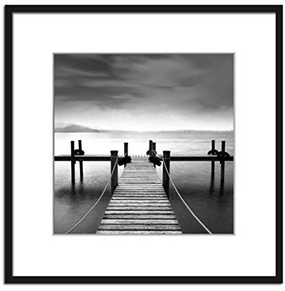 STYLER Gerahmtes Bild Jetty 3 50 x 50 cm I Schwarz-Weiß Fotografie Holzsteg und ruhiger See minimalistisch I Wandbild Wohnzimmer Schlafzimmer Büro I Wanddeko Naturstil Bild mit schwarzem Rahmen
