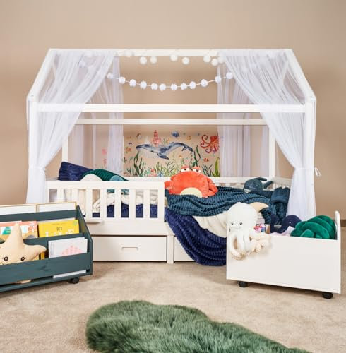 ALAVYA HOME® Hausbett Himmel Deko Set 3-TLG – 2 x Betthimmel für Kinderbett + klein Pom Pom Kette, GOTS Zertifiziert, 100% Polyester, Kinderzimmer Deko Skandi Stil, Mädchen & Jungen, Weiß 150x340 cm