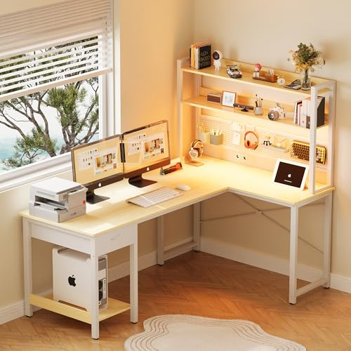 YOUDENOVA Schreibtisch mit Lochwand 135 x 90 cm Eckschreibtisch mit Regal Gaming Schreibtisch Groß mit Steckdosen & USB Ladeanschluss Gaming Tisch L Form mit Stauraum Holz Weiß