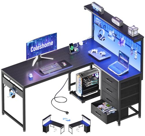 Coleshome Scrivania Gaming con LED, 130 x 100 cm Reversibile Tavolo Gaming con Cassetti e Prese, Scrivania Angolare con Ripiani e spazio di archiviazione, Nero Fibra di Carbonio