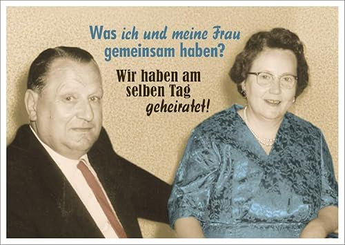 Lustige Postkarte für Ehepaare im Vintage Stil: 'Was ich und meine Frau gemeinsam haben? Wir haben am selben Tag geheiratet!' - Ideal zum Hochzeitstag oder Jubiläum.