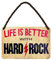 Hängeschild - Life is Better with Hard Rock - Metallschild mit Kordel und Saugnapf - Geschenk für Fans von Heavy Metal Rockmusik Punk Grunge - Deko Schild Proberaum Werkstatt Garage Arbeit - 18x12cm