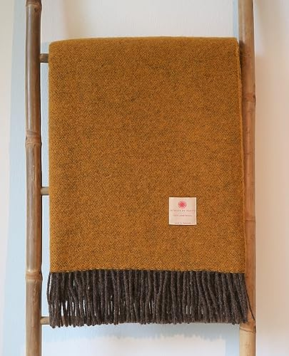 100% Lammwolle Decke in senf 140x200cm fein verarbeitet für die Couch, das Sofa oder als Tagesdecke, abgesetzte Rückseite und Fransen, skandinavischer Stil in klassischen Farben (senfgelb)