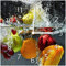 Wallario Design-Wanduhr Früchte im und unter Wasser - Splashing Fruits aus Glas, Motiv-Uhr Größe 30 x 30 cm, weiße Zeiger