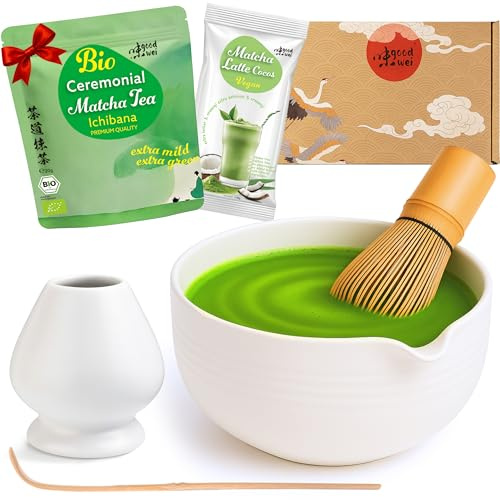 Goodwei Matcha Latte Set mit hochwertiger Matchaschale aus Keramik mit Ausgießer, Matchabesen und Besenhalter | Geschenkset für Teezeremonie mit BIO Matcha & Cocos Matcha Latte (Camellia White)