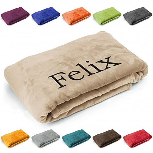 Deitert Kuscheldecke mit Namen oder Wunschtext Bestickt, 200cm x 150cm, extra weiche und gemütliche Sofadecke/Wohndecke, hochwertiges Fleece, personalisiertes Geschenk (Karamell)