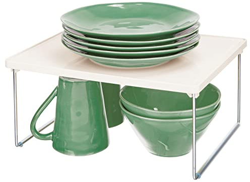 mDesign Küchenregal – Tellerregal für Arbeitsplatte und Küchenschränke – stapelbare Geschirrablage aus Kunststoff mit klappbaren Metallbeinen – cremefarben