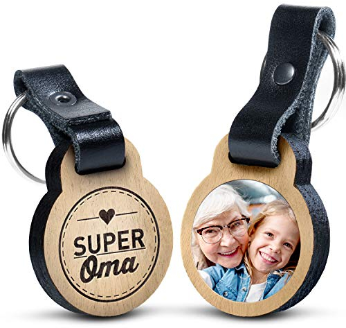 Premium „Super Oma“ - Foto-Schlüsselanhänger aus Eichenholz mit Gravur und kratzbeständigem Foto in Farbe - personalisierte Geschenkidee für Muttertag
