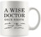 Panvola „A Wise Doctor Once Wrote“ – Lustiges Arztgeschenk für Dr. Mama, Papa, Ehemann, Ehefrau Abschlussgeschenk für neue Ärzte, Chirurgen, Medizinstudenten Keramiktasse (312 ml, weiß)