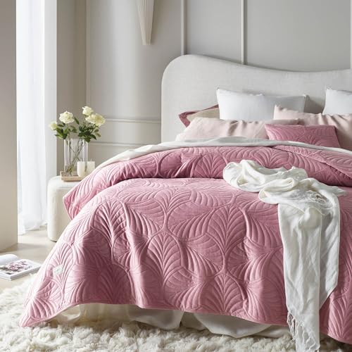 ROOM99 Feel Elegante Tagesdecke in Rosa 240 x 260 cm Vielseitige Wohndecke als Bettüberwurf oder Sofaüberwurf Überwurfdecke für Bett und Sofa Steppdecke Stil Ideal als Bedspread Velvet Samt